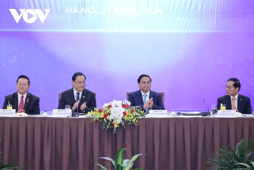 นายกรัฐมนตรีเวียดนามและลาวร่วมเป็นประธานการเสวนากับผู้ประกอบการอาเซียนและหุ้นส่วน - ảnh 1