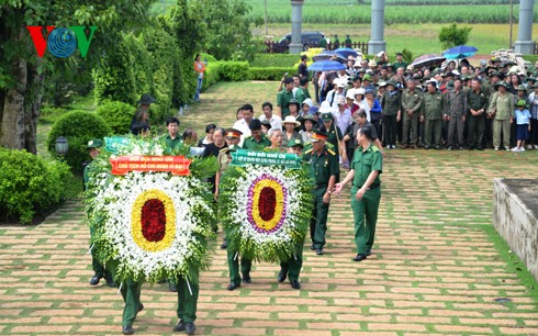 Tribute paid to fallen young volunteers - ảnh 2