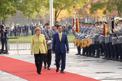 PM holds talks with German Chancellor Angela Merkel - ảnh 1