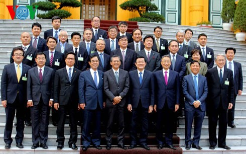 President receives delegation of Keidanren Japan-Vietnam Economic Cooperation Committee    - ảnh 2