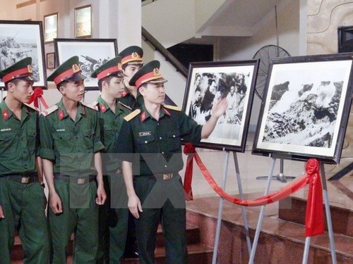 Photo exhibition “Uncle Ho’s soldiers-most beautiful people” - ảnh 1