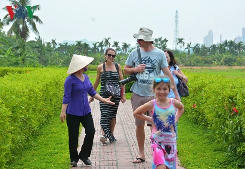 Farmer tourist guides in Quang Ninh province - ảnh 1