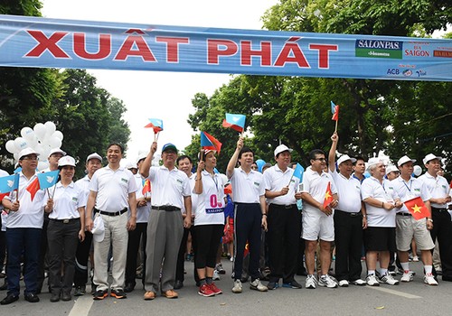 More than 1,300 people join 42nd New Hanoi Newspaper Run - ảnh 1
