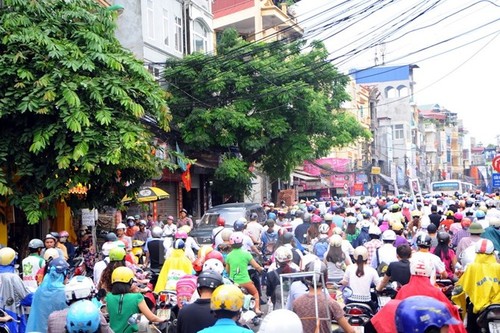 Hanoi alters bus routes, eases traffic - ảnh 1