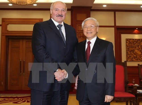 Party leader receives Belarusian President - ảnh 1