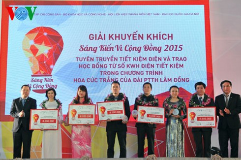 Prizes awarded for community initiatives competition - ảnh 2