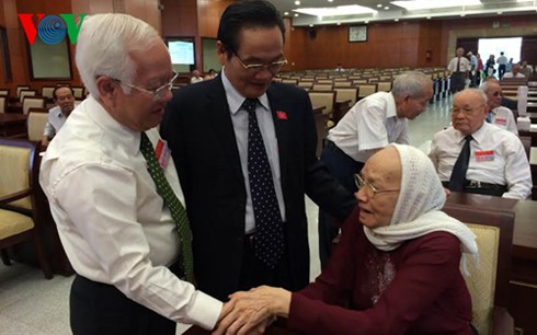 HCM city leaders meet former National Assembly deputies - ảnh 1