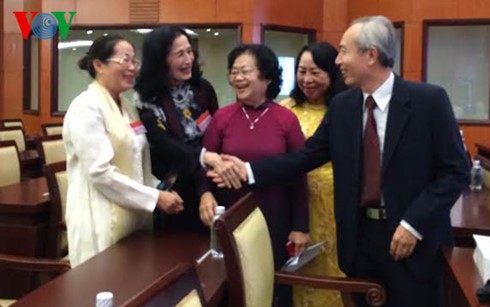 HCM city leaders meet former National Assembly deputies - ảnh 2