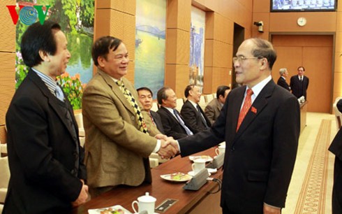 National Assembly chairman meets former National Assembly deputies - ảnh 1