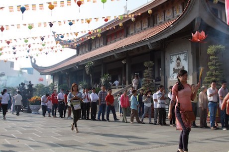 HCM city residents visit pagodas during Tet - ảnh 2