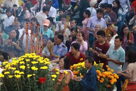 HCM city residents visit pagodas during Tet - ảnh 1