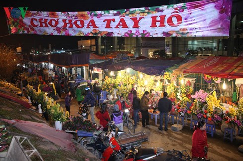 Quang Ba night flower market - ảnh 1