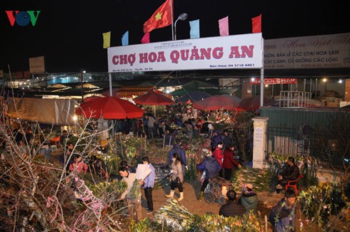 Quang Ba night flower market - ảnh 2