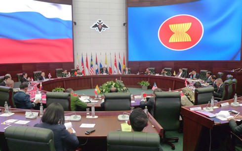Defense Minister meets counterparts from other ASEAN countries - ảnh 1