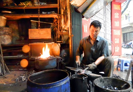 Last blacksmith in Hanoi’s Old Quarter - ảnh 1