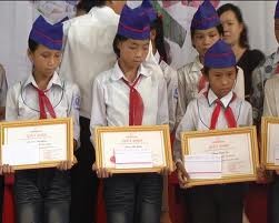 越南国家副主席阮氏缘向贫困学生颁发助学金 - ảnh 1