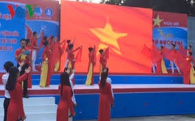 胡志明市举行庆祝南部抗战日71周年的“为我的祖国越南自豪”艺术晚会 - ảnh 1