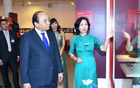 越南政府总理阮春福探望越南妇女博物馆 - ảnh 1