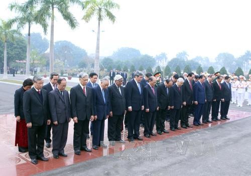 越南党和国家领导人入陵瞻仰胡志明主席遗容 - ảnh 1