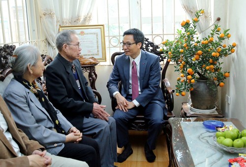 越南政府副总理武德担向艺术家、科学家拜年 - ảnh 1