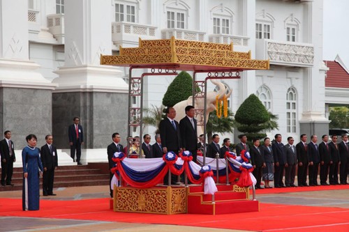 越南政府总理阮春福与老挝总理通伦举行会谈 - ảnh 1