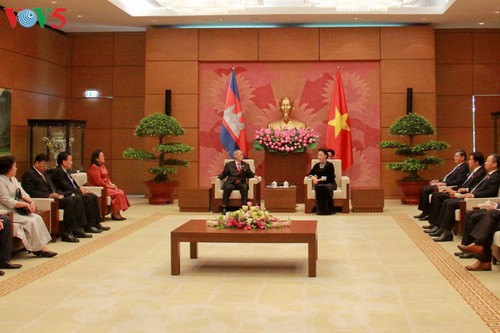 越南国会主席阮氏金银会见柬埔寨参议院代表团 - ảnh 1