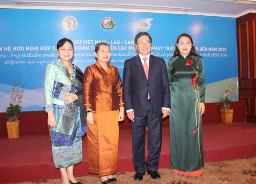 越南政府副总理范平明出席越老柬3国妇女论坛 - ảnh 1