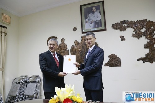 向印度尼西亚新任驻胡志明市总领事颁发领事认可证书 - ảnh 1