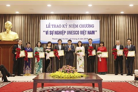 首都河内20名优秀个人荣获《为了越南联合国教科文组织事业》纪念章 - ảnh 1