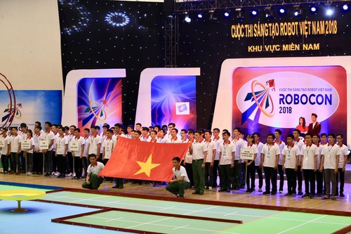 2018年越南机器人大赛总决赛开幕 - ảnh 1