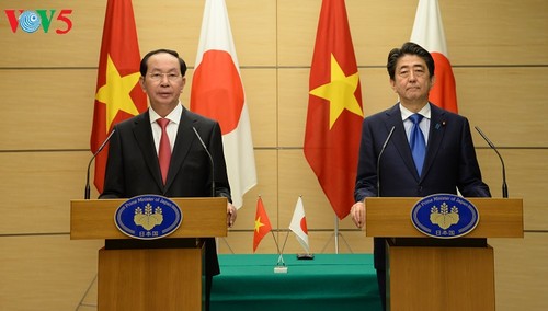 越南国家主席陈大光与日本首相安倍晋三共同主持记者会 - ảnh 1