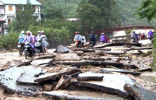 越南祖阵委员会慰问因洪水暴雨受灾的北部山区各省 - ảnh 1