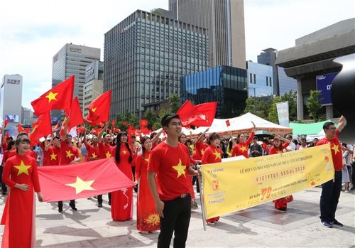 旅外越南人纷纷举行活动 庆祝8月革命和9·2国庆73周年 - ảnh 1