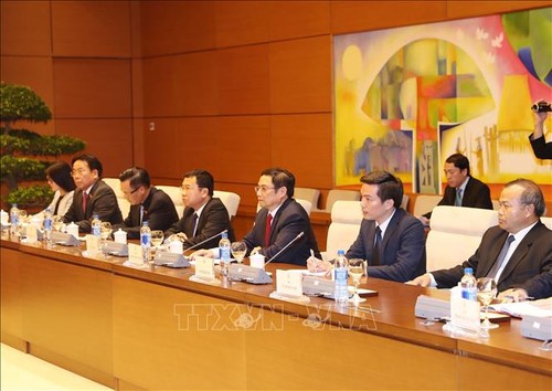越共中央组织部部长范明正会见日本首相特使 - ảnh 1