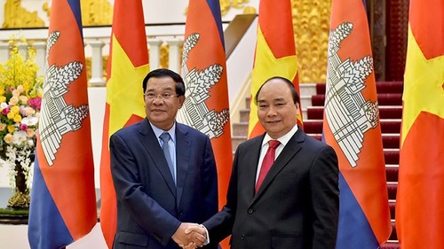 阮春福会见柬埔寨首相洪森 - ảnh 1