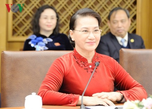 越南国会主席阮氏金银会见韩国总统文在寅 - ảnh 1