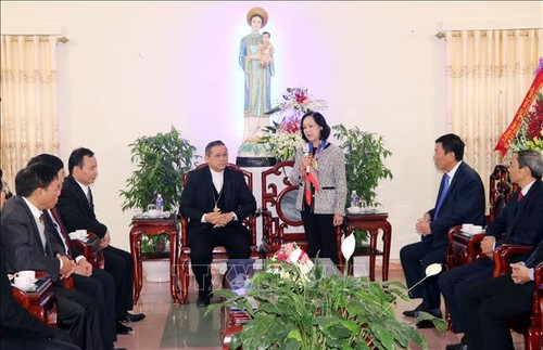 越共中央民运部部长张氏梅看望并向南定省裴珠教区祝贺圣诞节 - ảnh 1