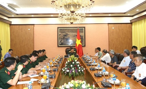 越南人民军总政治局领导会见中国援越老战士和烈士亲属代表团 - ảnh 1
