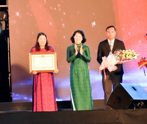 越南国家副主席邓氏玉盛出席昆仑岛被列入国家特殊历史遗迹区名录40周年纪念日 - ảnh 1