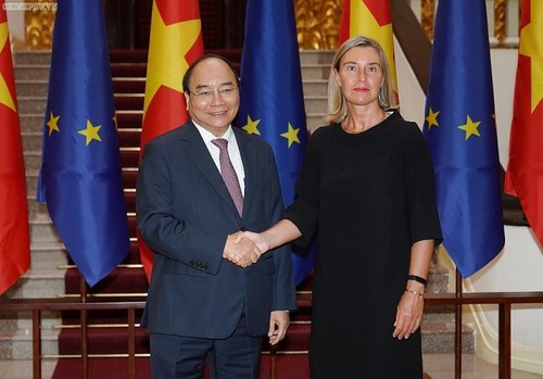 越南政府总理阮春福会见欧盟委员会副主席莫盖里尼 - ảnh 1