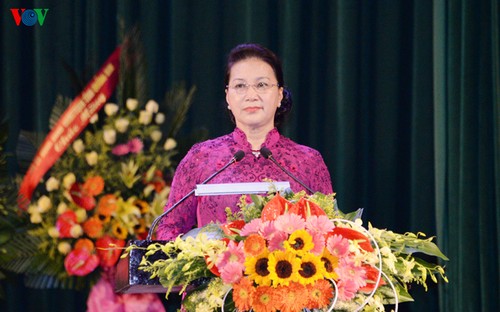 越南国会主席阮氏金银出席承天顺化省重新建省30周年纪念会 - ảnh 1