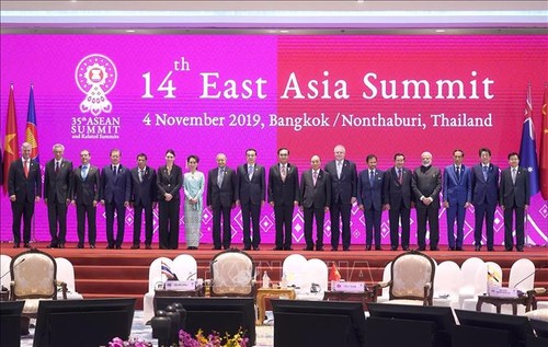 越南政府总理阮春福出席第14次东亚峰会全体会议 - ảnh 1