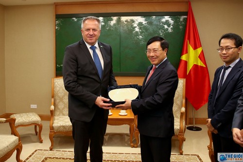 越南政府副总理兼外长范平明会见斯洛文尼亚经济发展和技术部长波契瓦尔舍克 - ảnh 1