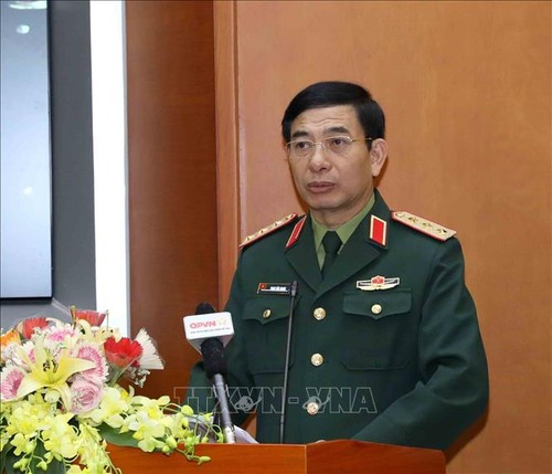 越南国防部副部长潘文江会见马来西亚国防部副部长刘振东 - ảnh 1