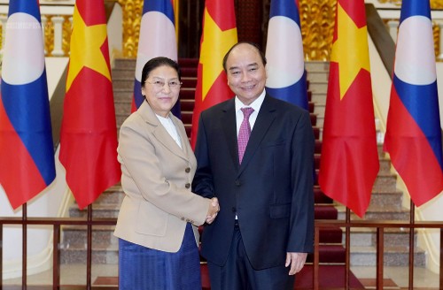 越南政府总理阮春福会见老挝国会主席巴妮 - ảnh 1