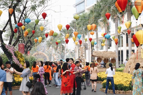 2020年庚子大年初二胡志明市市民欢度新春 - ảnh 1