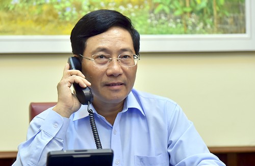 越南政府副总理兼外长范平明与加拿大外长通电话 - ảnh 1