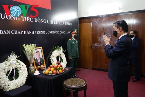 原越共中央总书记黎可漂吊唁仪式在越南驻印度和韩国大使馆举行 - ảnh 1