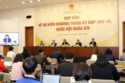 越南14届国会10次会议新闻发布会在河内举行 - ảnh 1