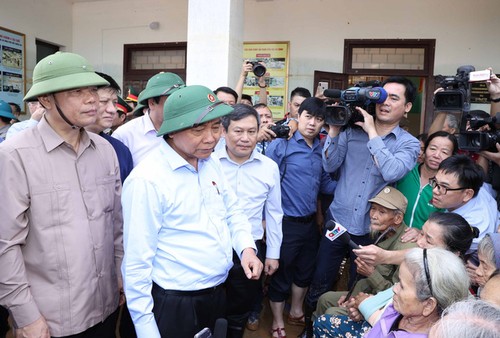越南政府总理要求以最高责任精神向灾民提供援助 - ảnh 1